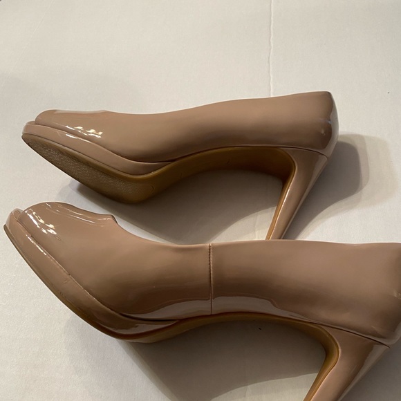 Bandolino Peep Toe Beige Pump - Picture 2 of 4